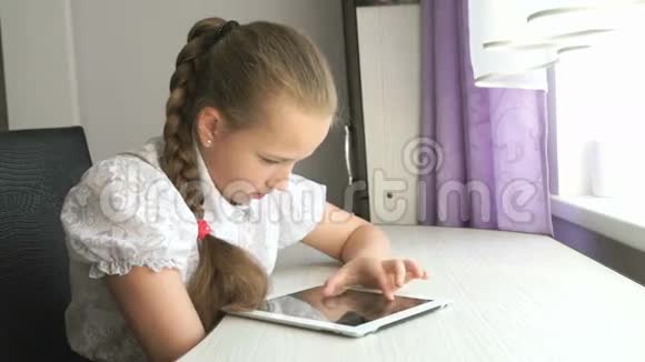 女学生在家里使用数字平板电脑视频的预览图