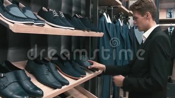 男人买经典的衣服和鞋子视频的预览图