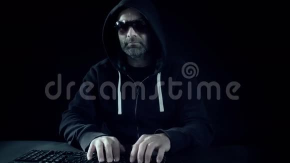 黑客入侵银行电脑视频的预览图
