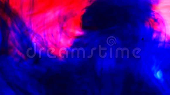 色彩鲜艳的背景蓝色和红色液体墨水的颜色混合在水中视频的预览图
