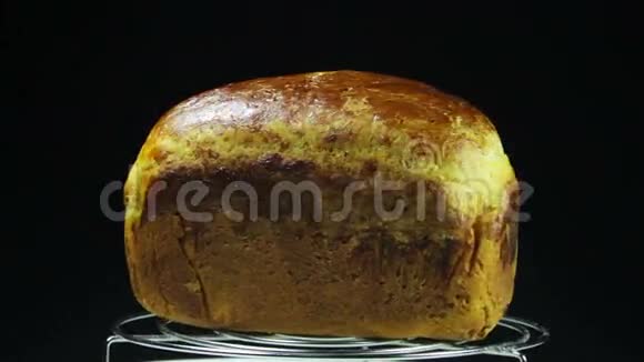 自制面包在黑色背景下旋转视频的预览图
