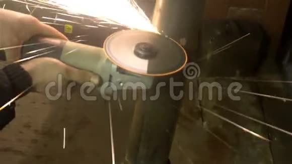 人用磨床锯金属工作环境视频的预览图
