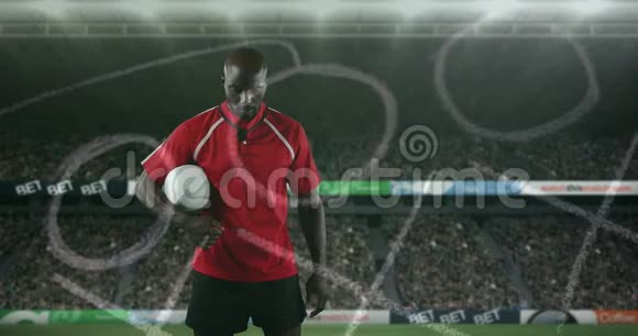 职业橄榄球运动员站在体育场前4k视频的预览图