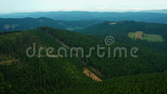 在Velkekarlovicebeskyczech的山上俯瞰空中景色此剪辑可分为两种不同的等级10位色或dji视频的预览图