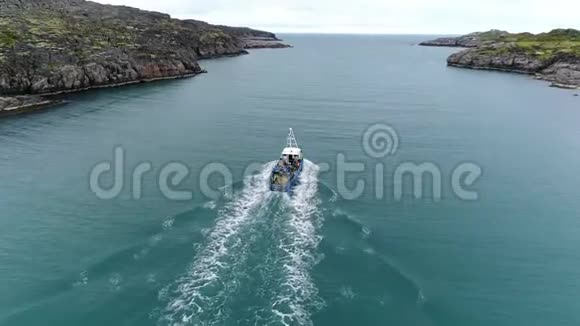 巴伦支海SttsDalniyeZelentsy水面上的船上的人视频的预览图