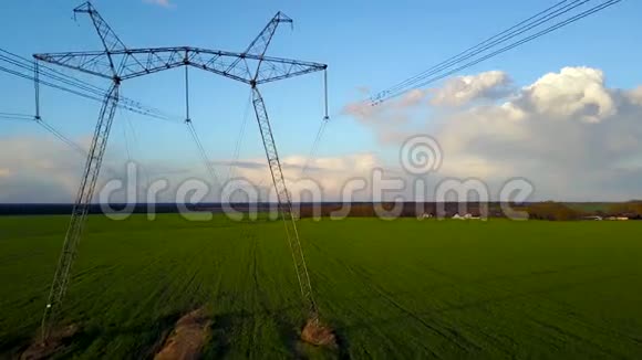 日落时分飞越电力线视频的预览图