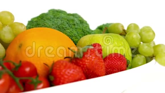白色背景水果和蔬菜碗视频的预览图