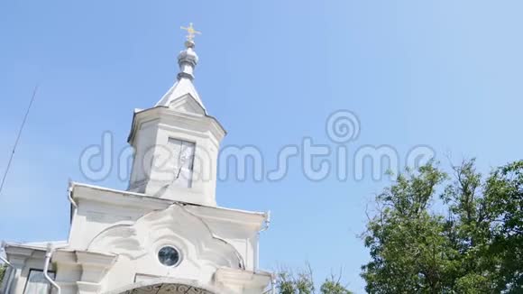 教堂的白色墙壁金杯十字架背景蓝天视频的预览图