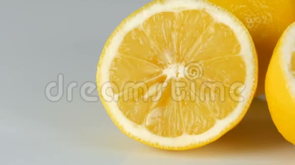 白色背景下成熟的新鲜多汁黄柠檬视频的预览图