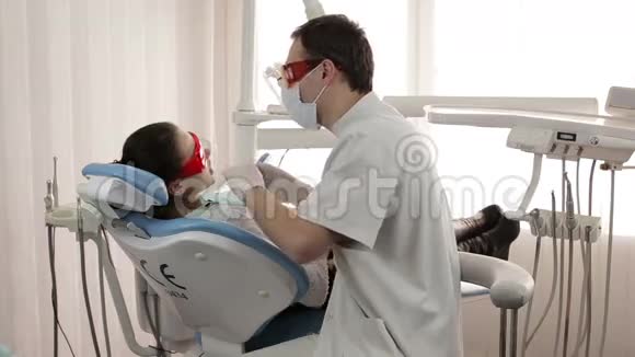 接受牙科紫外线设备治疗的女性病人视频的预览图