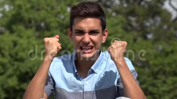 愤怒的西班牙男性青少年视频的预览图