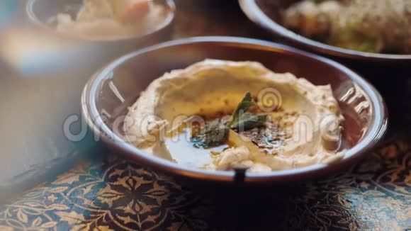 餐厅供应黎巴嫩菜传统午餐视频的预览图