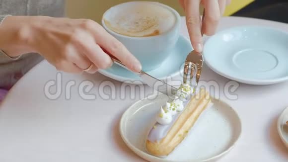 两个女人坐在咖啡馆的餐厅里吃着蛋糕喝着咖啡笑着视频的预览图