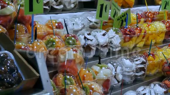 2017年9月22日西班牙巴塞罗那博奎利亚食品市场一个巨大的柜台与热带水果芒果视频的预览图