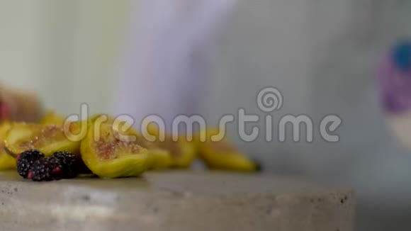 用水果和浆果装饰饼干蛋糕视频的预览图