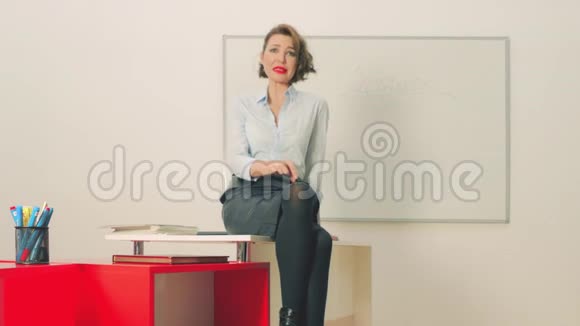 教室或办公室里有书写板的老师视频的预览图