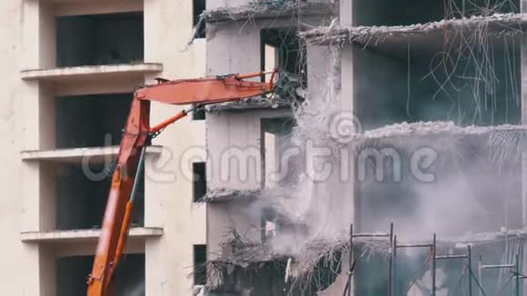 施工现场使用推土机机械臂破坏旧混凝土房屋视频的预览图