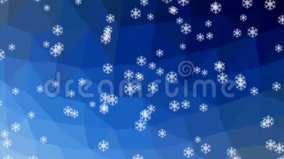 降雪动画雪花飘落在多边形晶状体的深蓝色背景上雪落得很快冬季电影视频的预览图