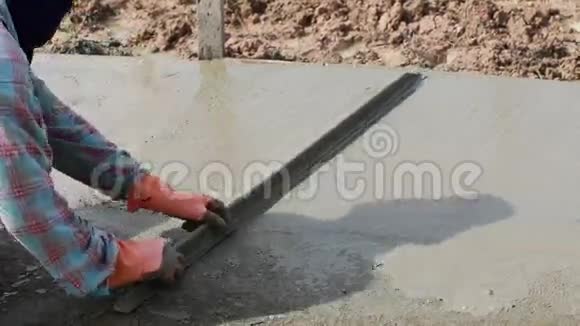 不明身份的建筑工人制造形状混凝土道路视频的预览图