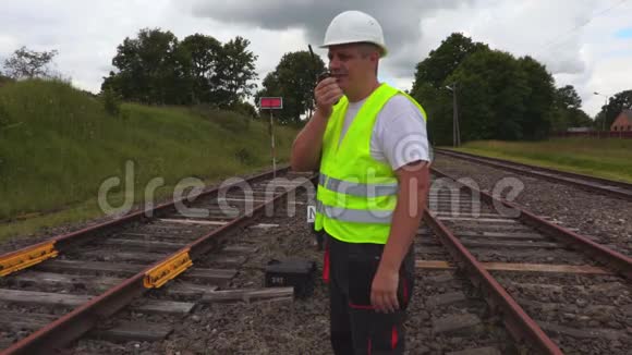 铁路工程师在对讲机上讲话视频的预览图