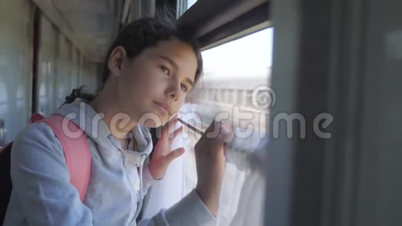 悲伤的女孩望着火车窗外旅游运输铁路概念少女错过了乘火车旅行视频的预览图