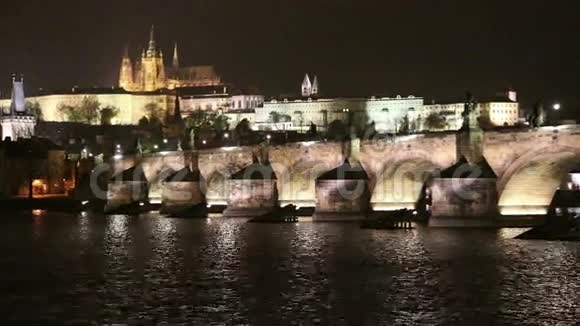 查尔斯桥石桥布拉格桥和圣维特大教堂在晚上布拉格捷克共和国视频的预览图