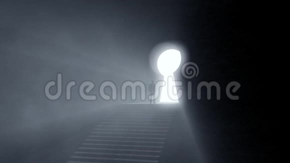 站在发光的钥匙孔形隧道的人视频的预览图