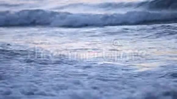 海水小而平静的海浪把大海紧紧地视频的预览图