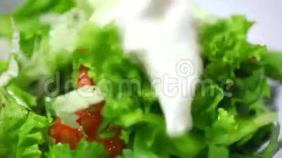 添加酸奶油和混合蔬菜视频的预览图