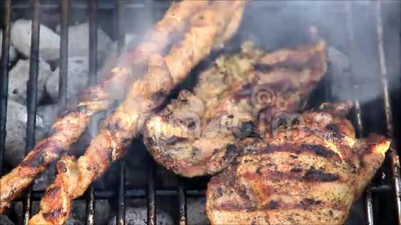烧烤架上的猪肉视频的预览图