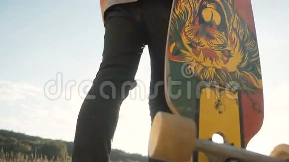 日落时的滑板手视频的预览图