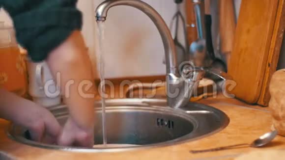 家庭厨房里的女人洗菜慢动作视频的预览图