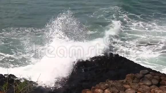 急流上的海浪视频的预览图