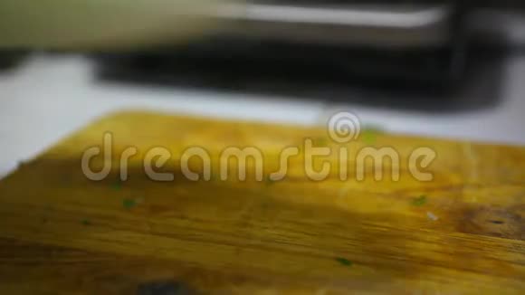 女性用手在木制的卷心菜上剁菜视频的预览图