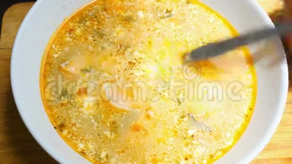 吃鱼汤加鲑鱼和米饭宏观视频视频的预览图