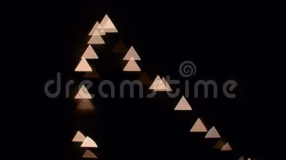 离焦的圣诞树闪烁的灯在黑色背景三角波克视频的预览图