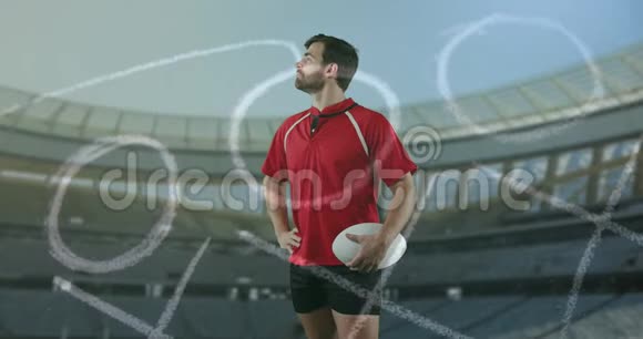 职业橄榄球运动员站在体育场前4k视频的预览图