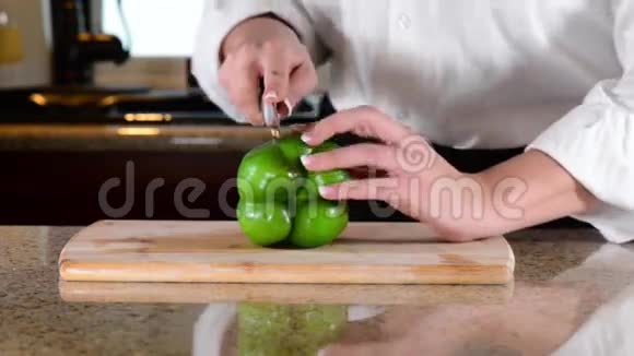 厨师在砧板上切片或切青铃椒视频的预览图