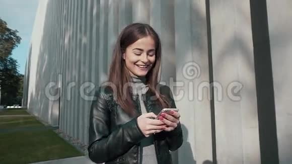 智能手机微笑短信应用软件视频的预览图