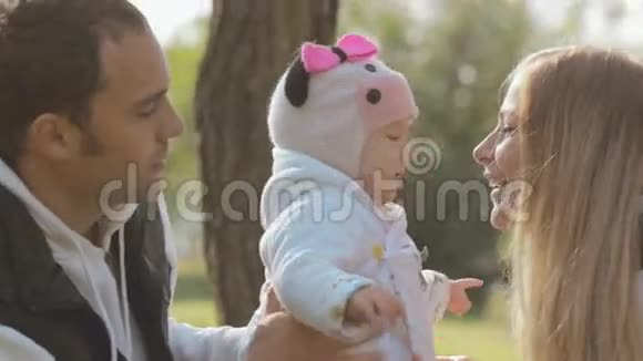 秋天公园有宝宝的幸福家庭视频的预览图