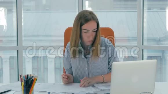 现代办公室的女商人用手提电脑工作视频的预览图