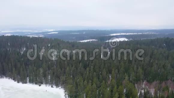 斯堪的纳维亚在雪地无人机镜头视频的预览图