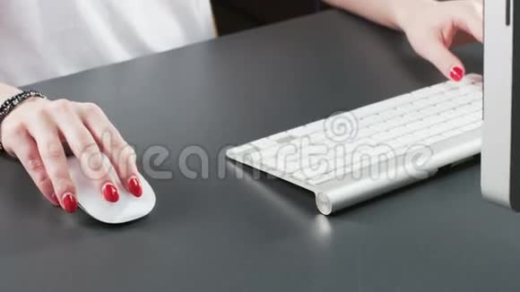 妇女打字键盘和使用鼠标视频的预览图