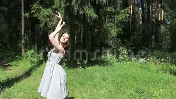 穿裙子跳舞的漂亮快乐女孩视频的预览图