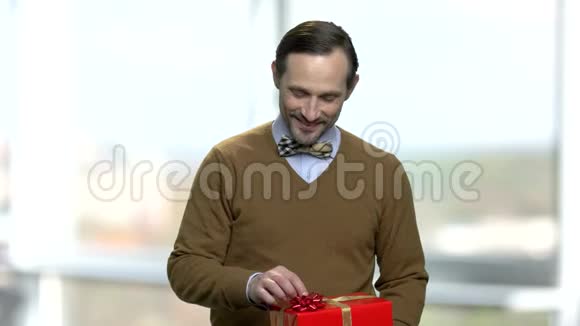 快乐成熟男人带礼品盒视频的预览图