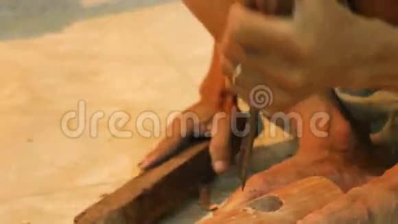 木匠在房子里加工木材视频的预览图