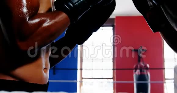 两个拳击手在拳击场上打架视频的预览图
