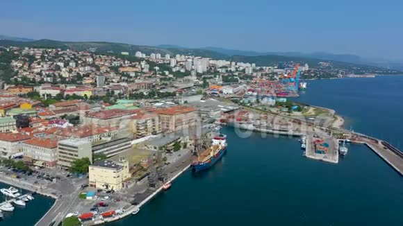 克罗地亚里耶卡2019年5月亚得里亚海海岸里耶卡市的空中观景无人机射击从上面的城市视频的预览图