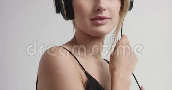 头戴耳机的金发女孩视频的预览图