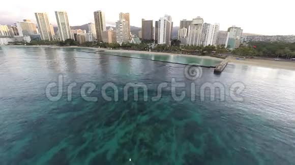 夏威夷檀香山怀基基海滩的鸟瞰图视频的预览图
